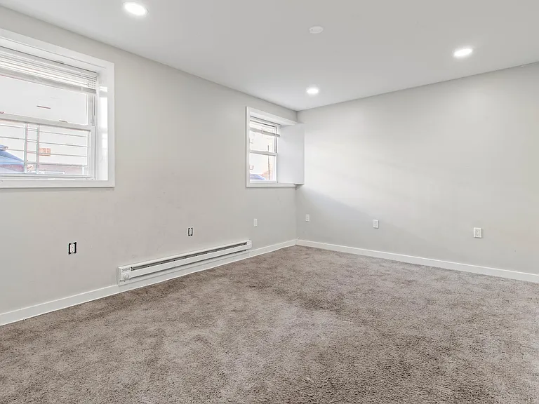 1240 E Washington Ln — Photo 25