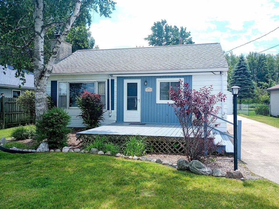 1st image of 903 Iroquois Ave