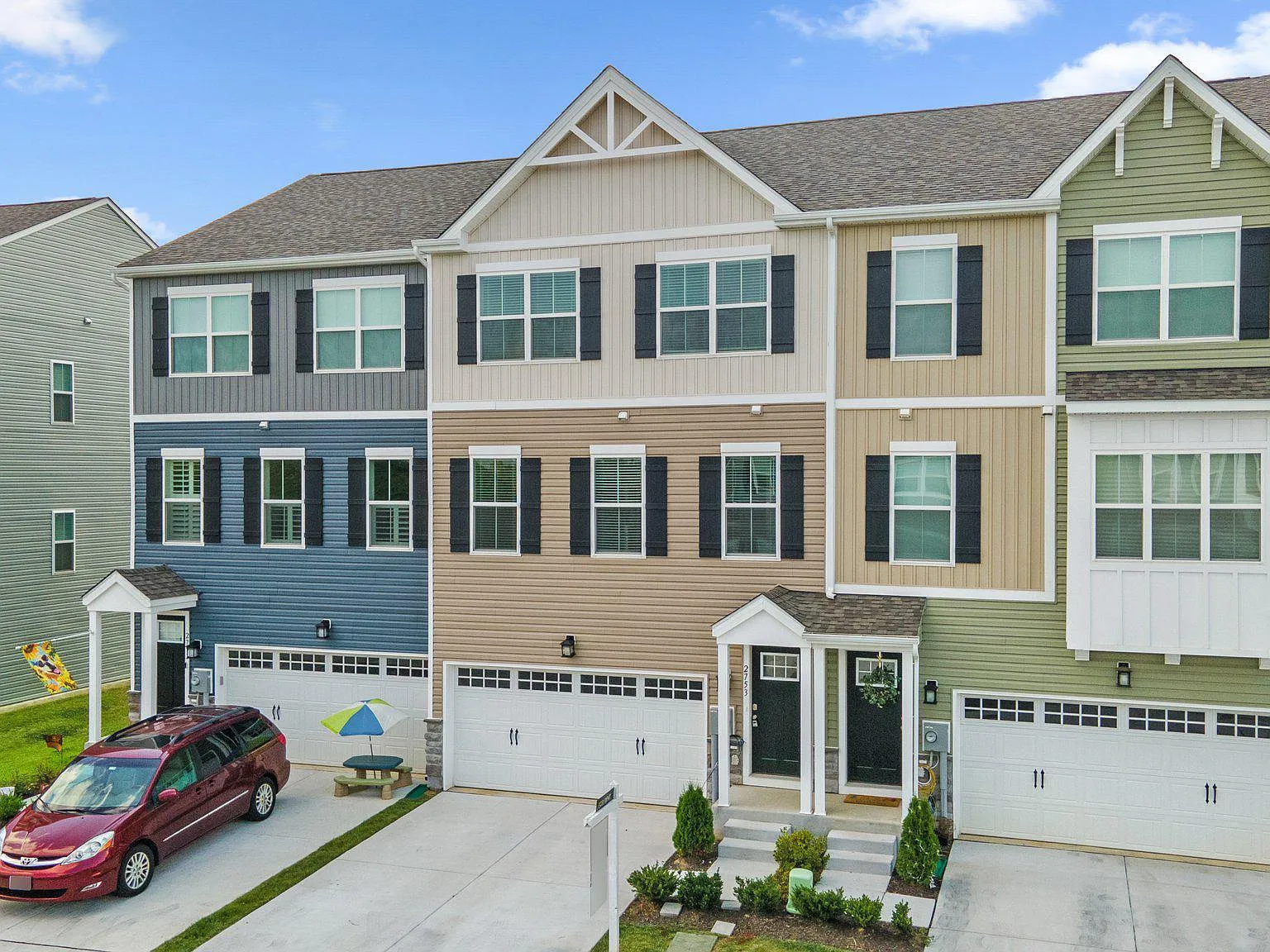 3 bed, 3.5 bath, 2300 sqft, $2,500 — Photo 3