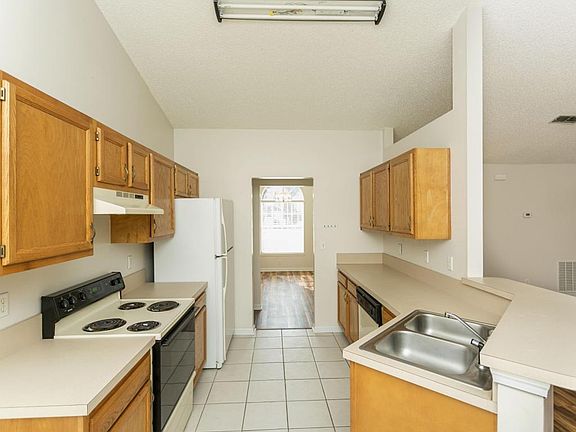 5th image of 475 Charles Pinckney St