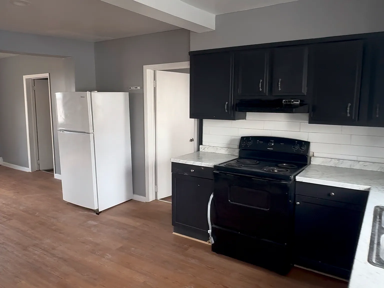 3 bed, 900 sqft, $1,300 — Photo 1