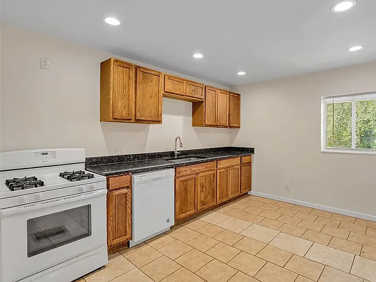 340 Ophelia St — Photo 7