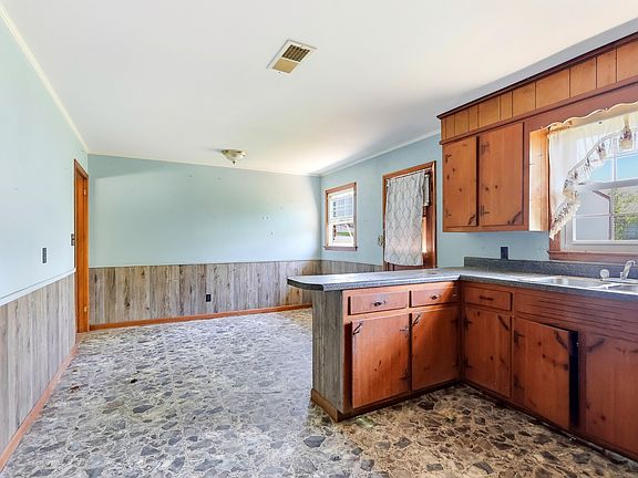 4th image of 3058 Bluff Springs Rd