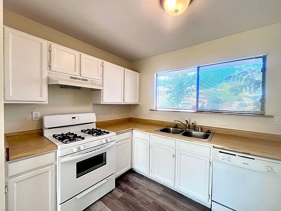 4th image of 874 Baltic Ave SE