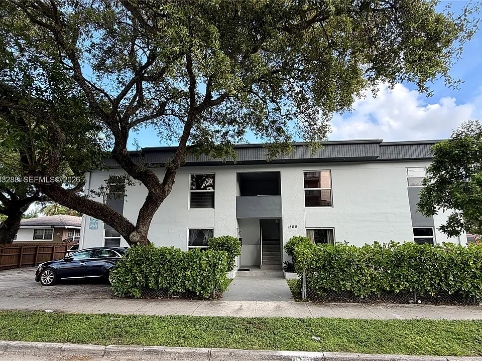 1305 NW 4th St #3