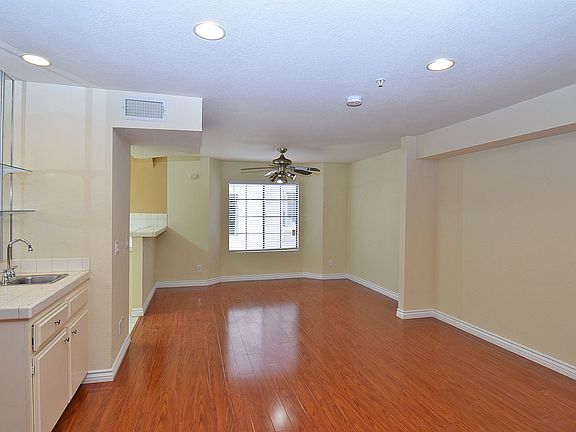 5th image of 2930 Montrose Ave APT 104