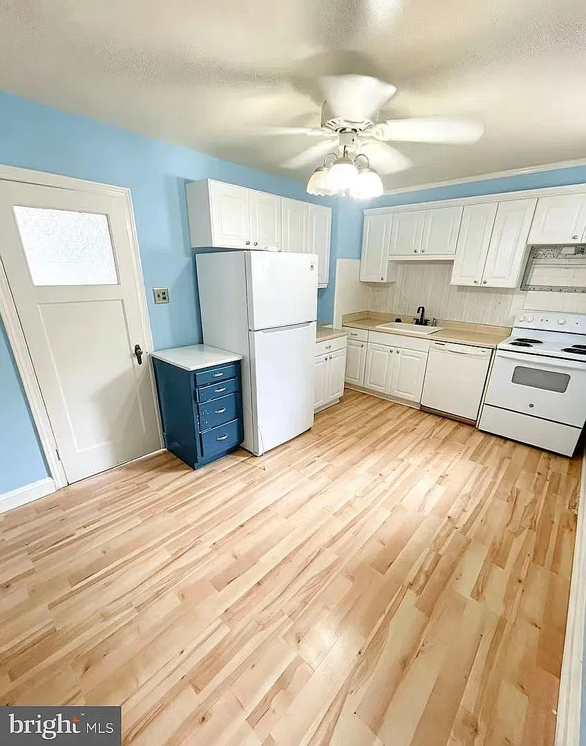 3 bed, 1.5 bath, 1376 sqft, $1,800 — Photo 1