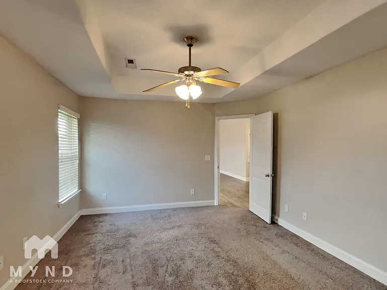566 Waterford Ln — Photo 8