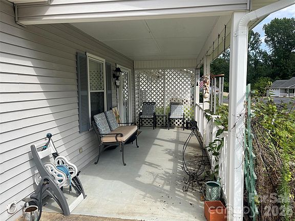 3rd image of 111 Holly Ct