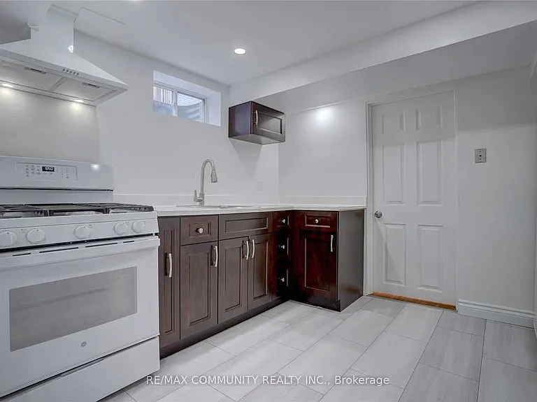 435 Maplewood Dr — Photo 10