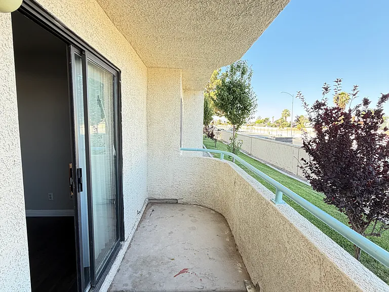 960 N Sloan Ln #104 — Photo 39