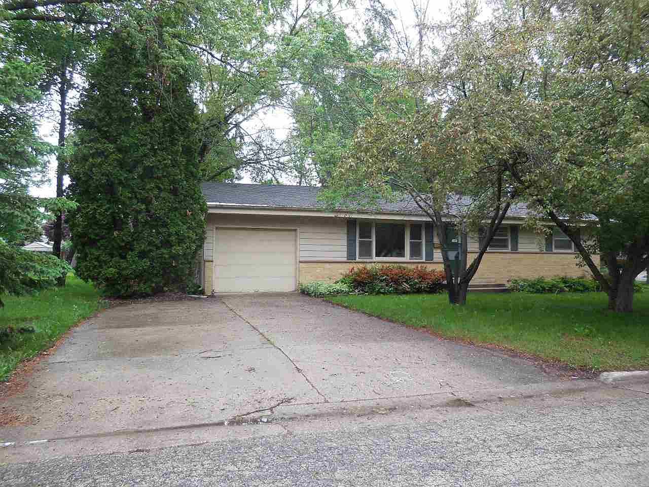 1102 Adrian Blvd, Fort Atkinson, WI 53538 Zillow
