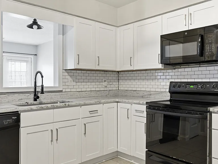 435 Greenview Dr — Photo 3