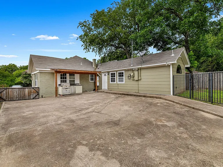 Back Patio/Driveway