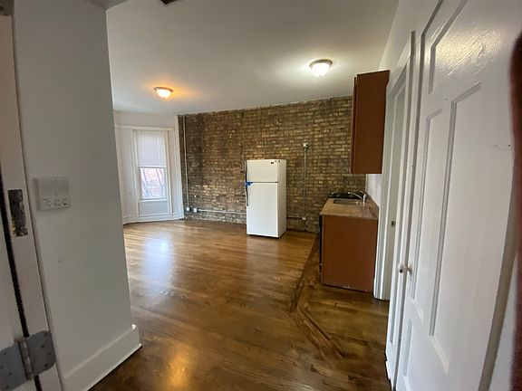4th image of 3759 N Wilton Ave #3F
