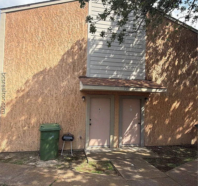 707 Yegua St #D