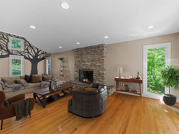 3rd image of 431 Madewood Ln