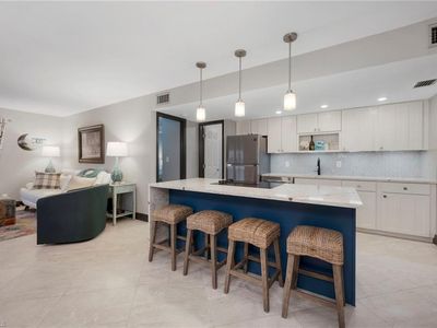 272 Palm Dr APT 8, Naples, FL, 34112