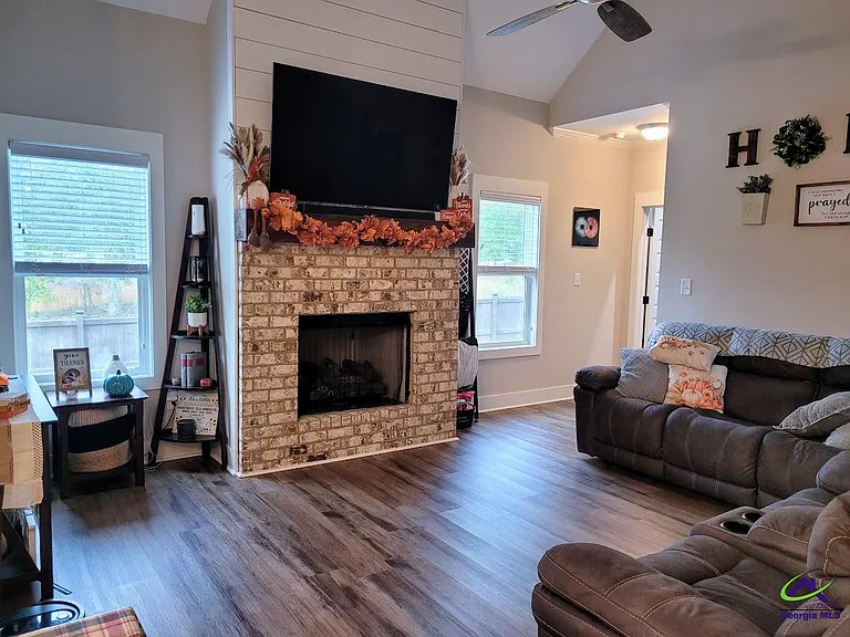 556 Shady Greens Dr — Photo 4