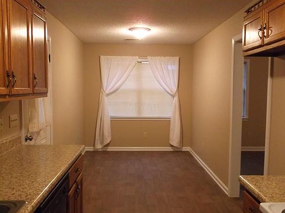 3rd image of 100 Parkwood Ln