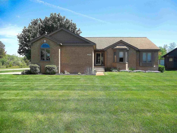 10690 Oxbow Heights Dr, White Lake, MI 48386