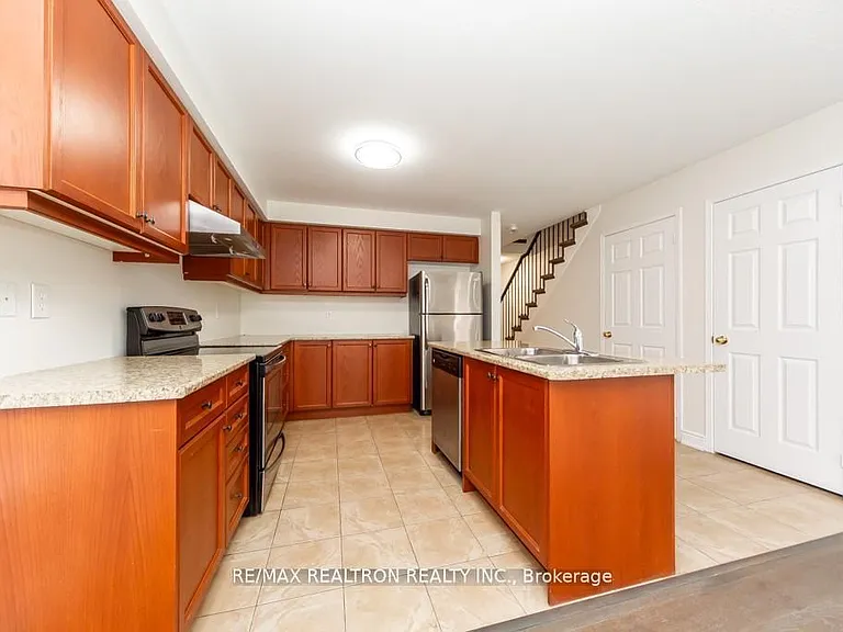 24 Skelton Cres — Photo 8