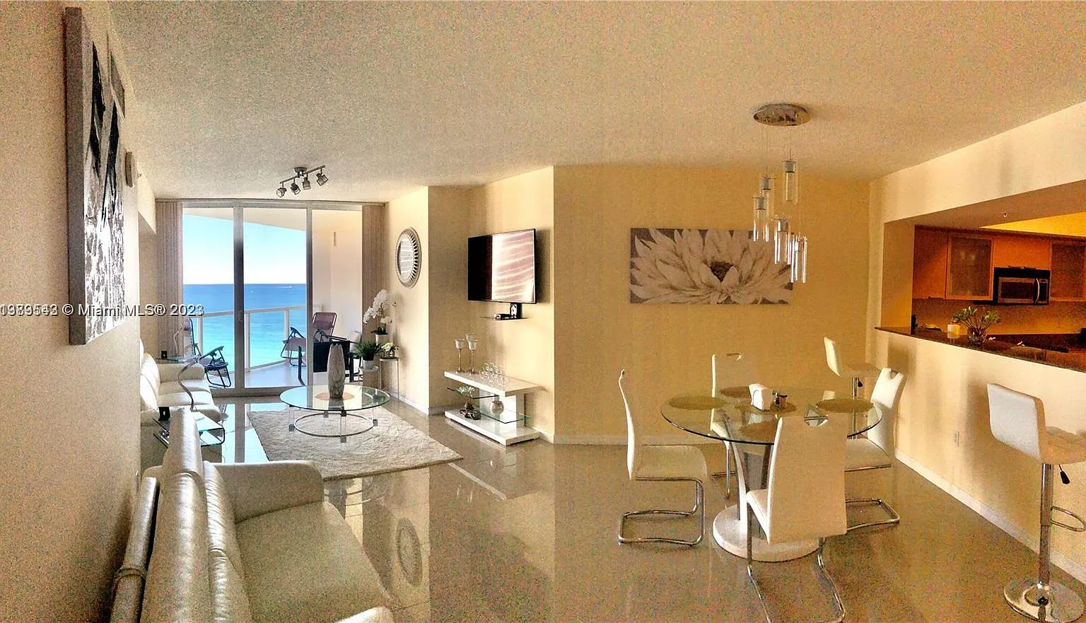 La Perla Condo — Photo 3