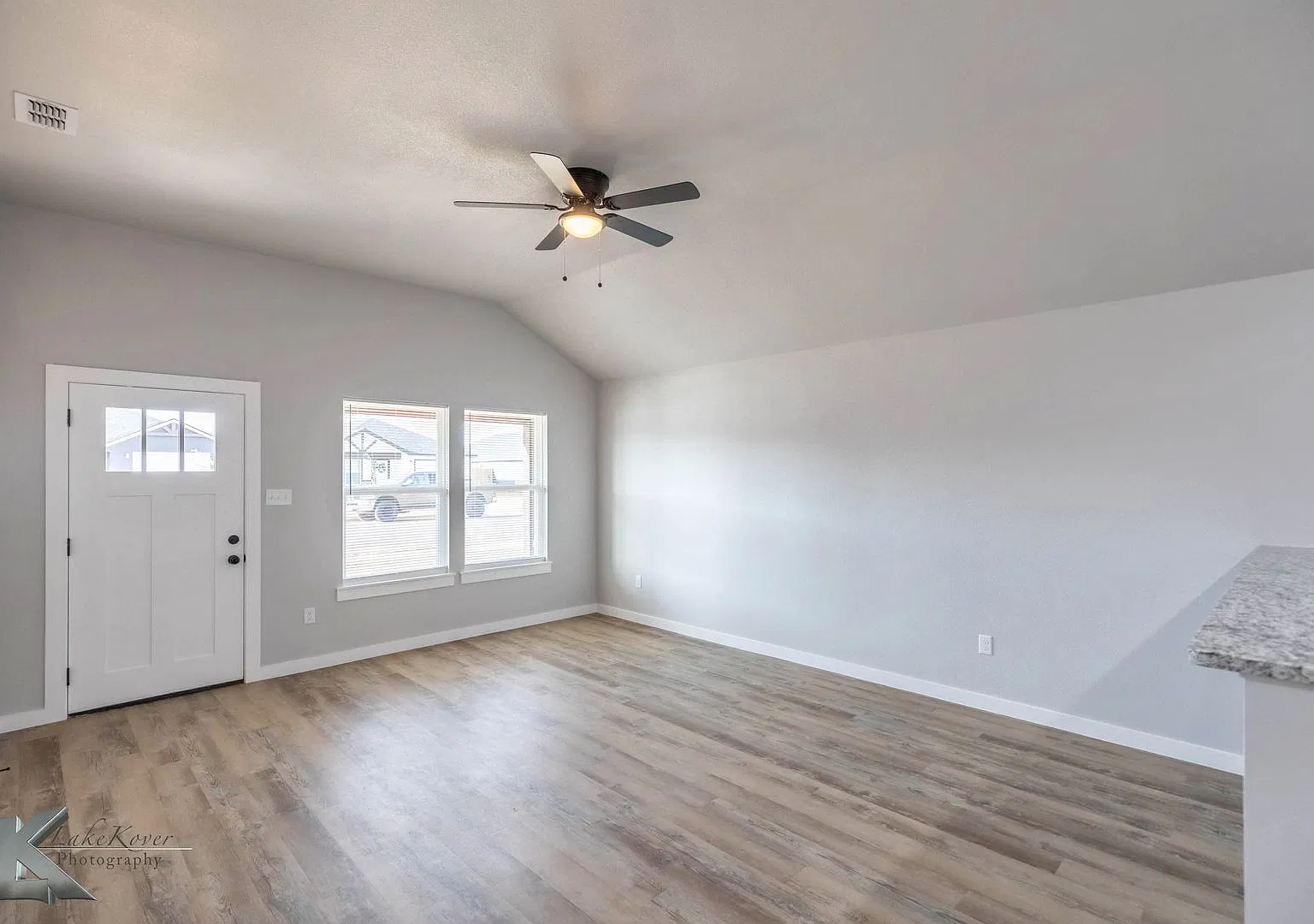 Beautifully Built In 2025! 3 Bedroom, 2 Bath, 1 Car Xl Garage — Photo 4