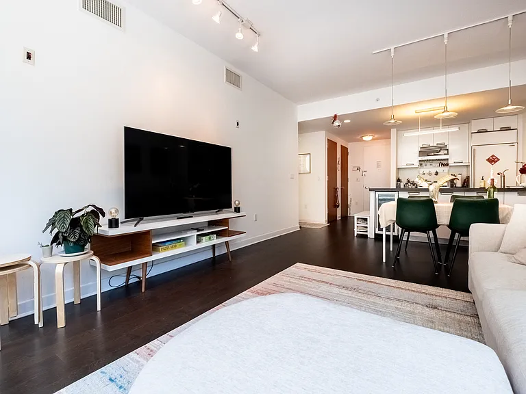 261 W 28th St #2D — Photo 3