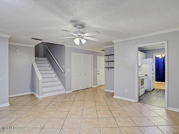 4th image of 240 Woodlake Dr