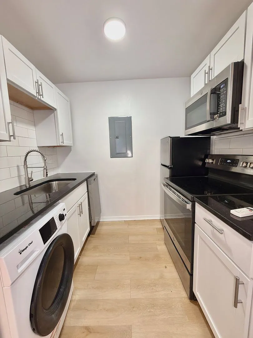 139 East Clifton Ave — Photo 2