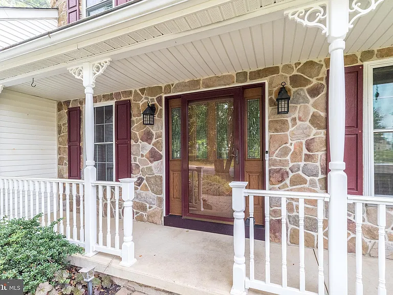 100 Live Oak Dr — Photo 3