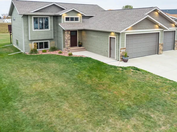 704 14th St SE, Mandan, ND 58554