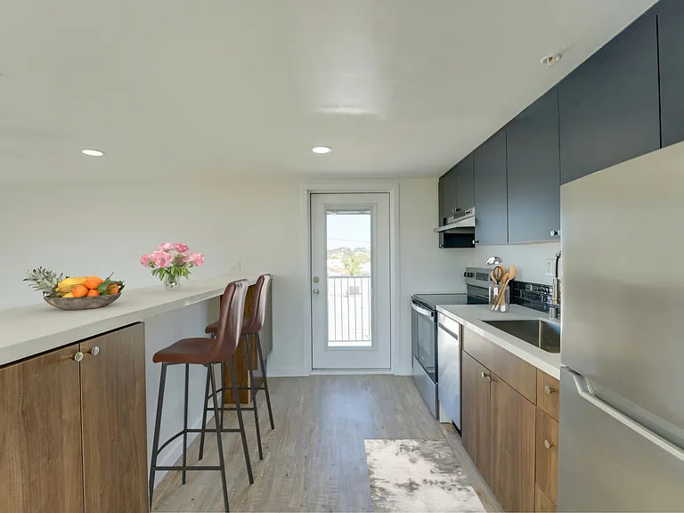 Duplet at Hillcrest | Modern Studio, 1 & 3 Bedroom Apartments — Photo 18