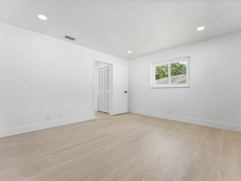 1540 NW 10th St — Photo 14