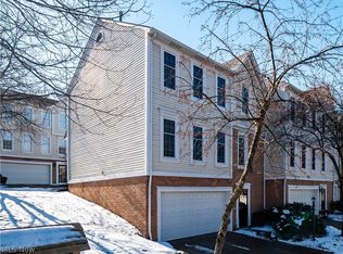 121 Cliffside Commons Dr, Rocky River, OH 44116