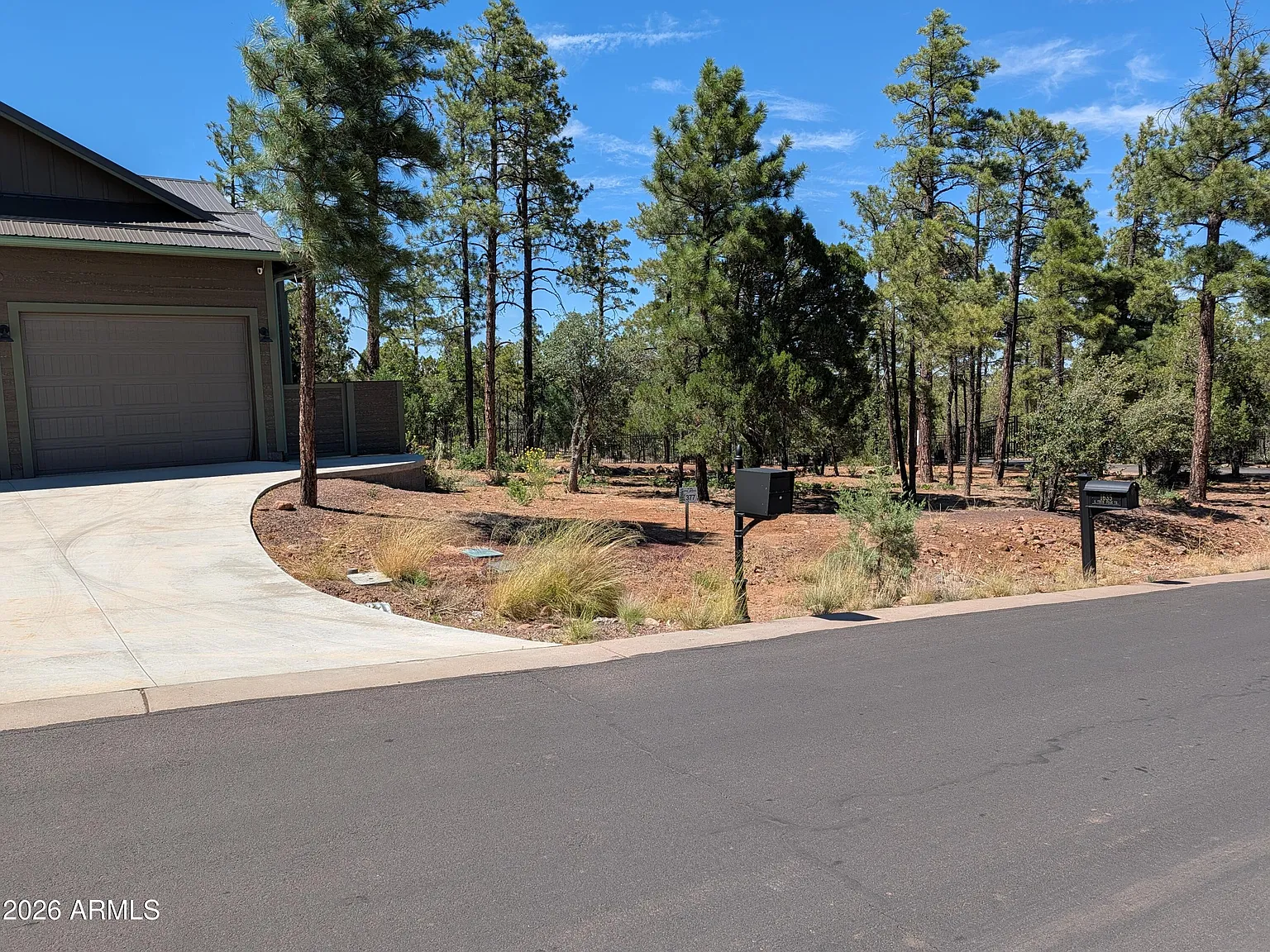 3 bed, 2.0 bath, 2424 sqft, $4,500 — Photo 2