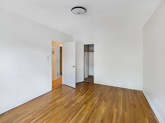 5th image of 27-10 Parsons Blvd #2B