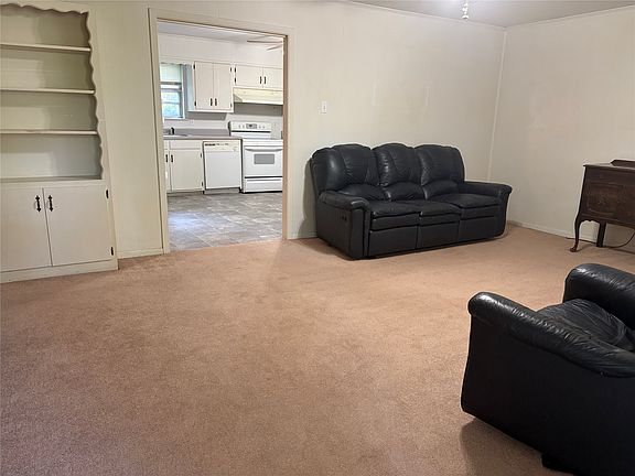 3rd image of 307 S Avenue P