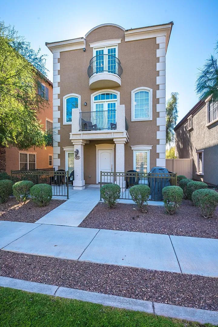 3 bed, 3.5 bath, 2017 sqft, $2,895 — Photo 2
