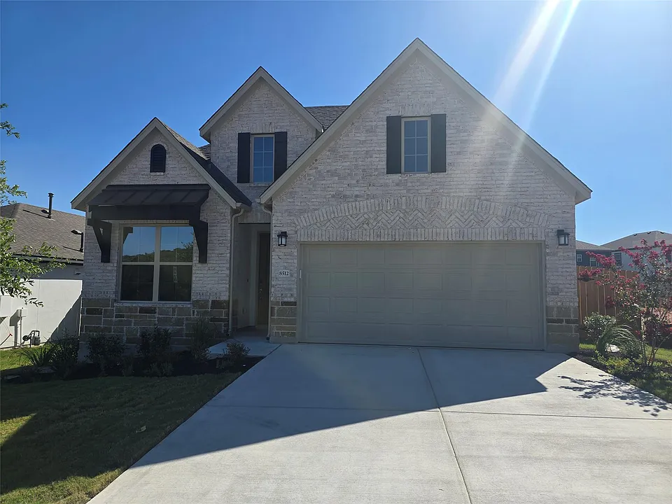 8512 Red Bottle Brush Rd