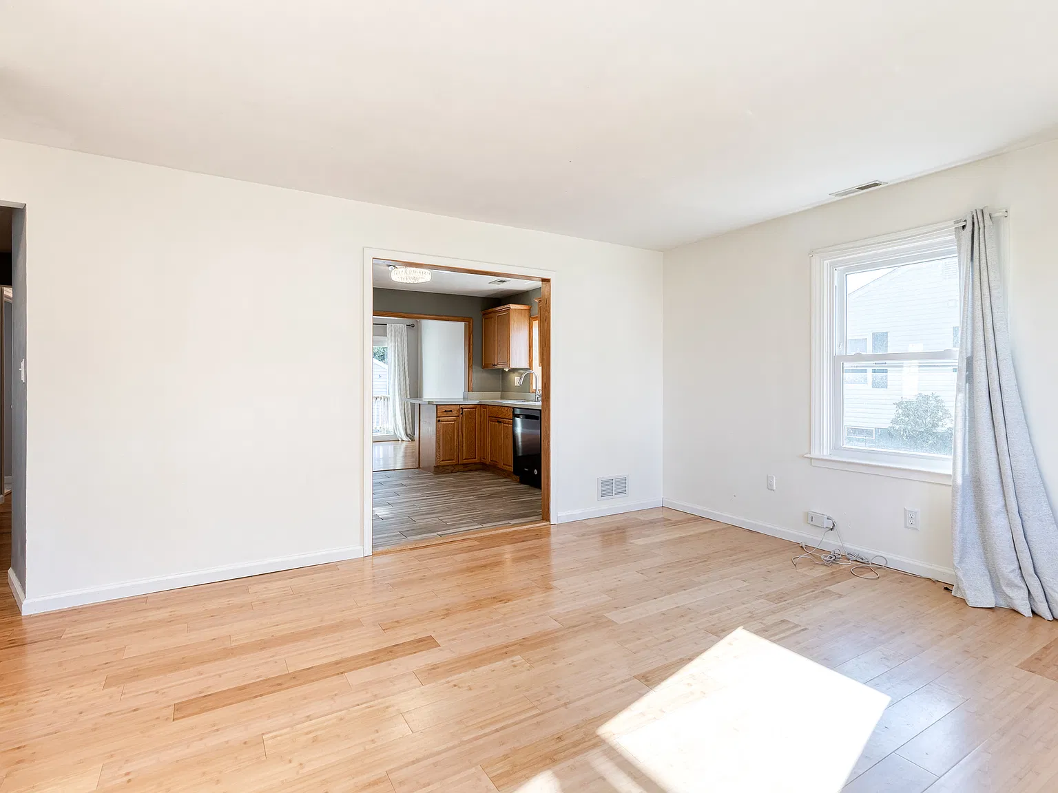 3 bed, 1073 sqft, $2,400 — Photo 4