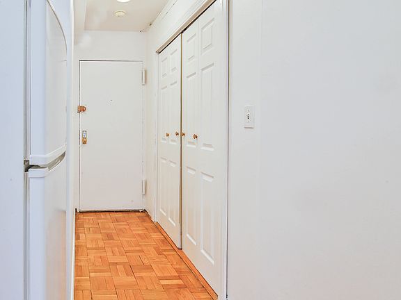 5th image of 321 E 48th St #L4