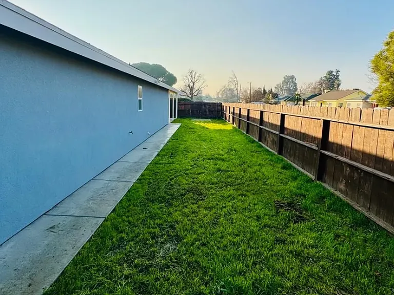 801 S Oleander Ave — Photo 3