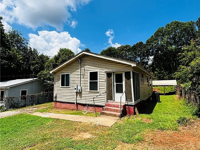 1745 W Hancock Ave — Photo 1