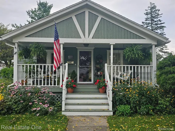 903 Dearborn St, Howell, MI 48843