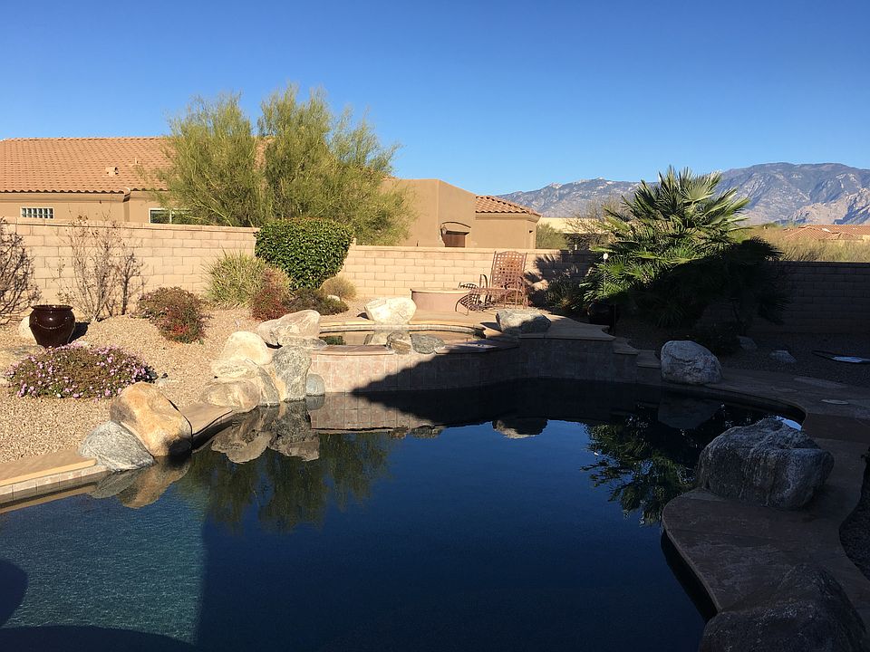 Custom Pool w/Jacuzzi tub