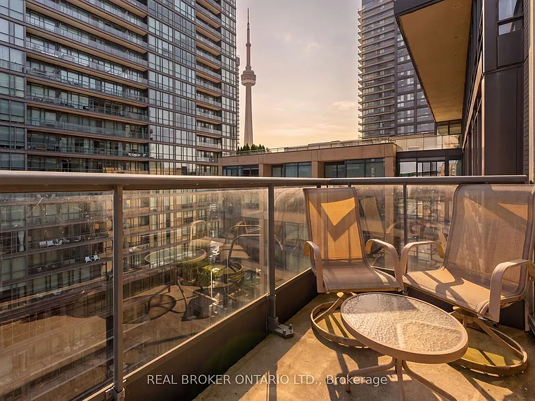 438 King St W #1404 — Photo 15