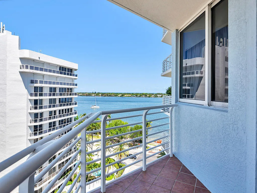 2 bed, 2.0 bath, 1175 sqft, $3,500 — Photo 2