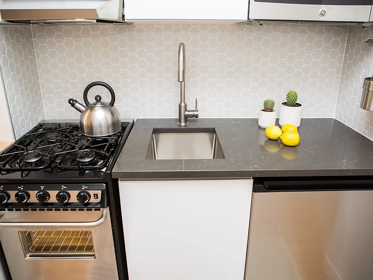 312 W 23rd St #T4 — Photo 7